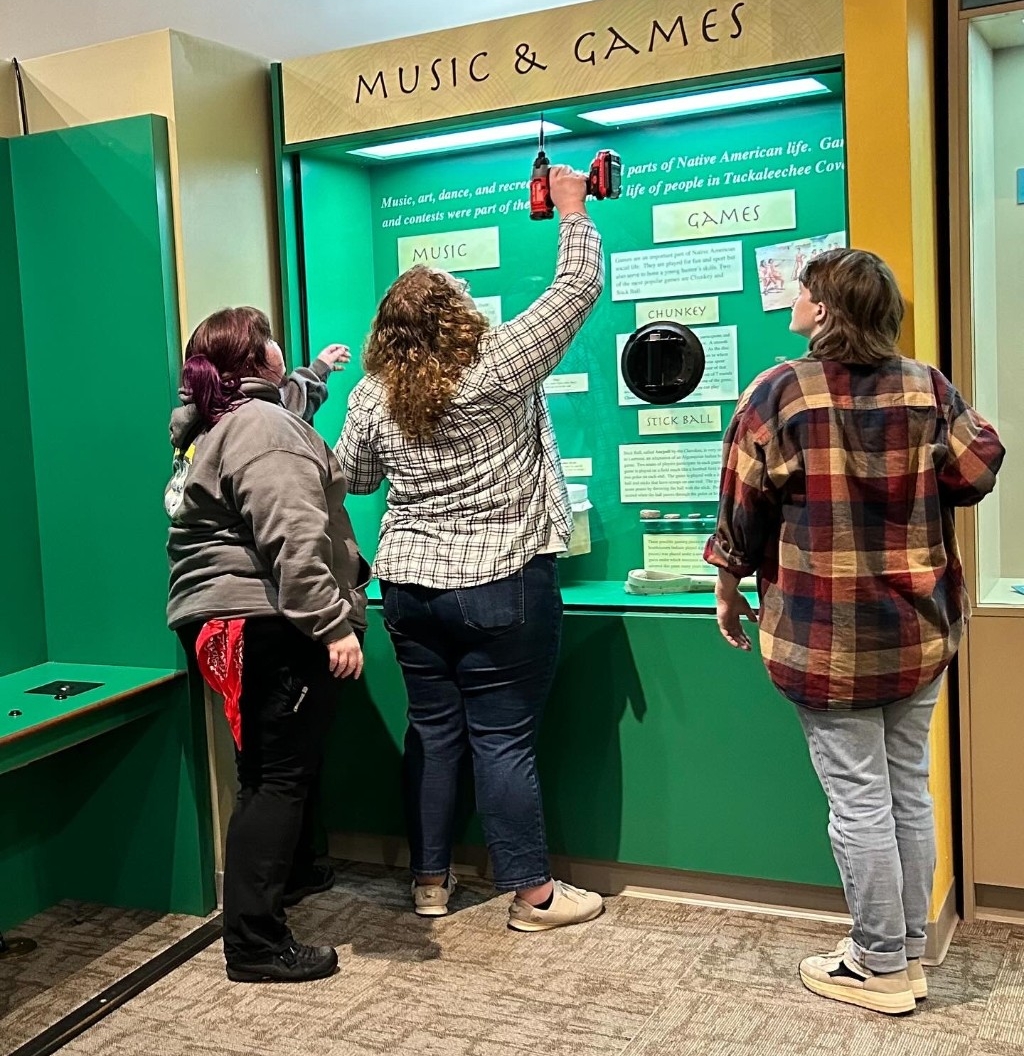 Students assist with museum repairs